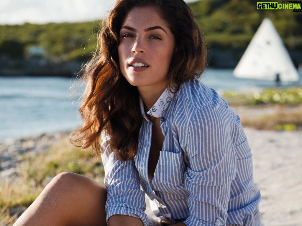 Kelly Thiebaud Instagram - Back in my modelling days, I regularly worked for a fantastic company, which sadly I don’t think is around anymore, with such a fun group of people. We went to amazing locations and just honestly had the best time! Here are some of my favorite pictures from our work together. #tbt #McGregor #model #travel #whenworkisfun