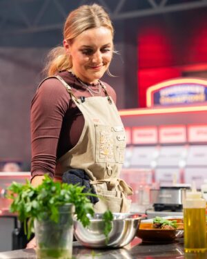 Kelsey Barnard Clark Instagram - T O N I G H T me and the king go head to head in a quite epic battle. I was there, I would know. Y’all don’t wanna miss the fun.

#TournamentOfChampions Season V on @foodnetwork TONIGHT at 8/7C or @streamonmax