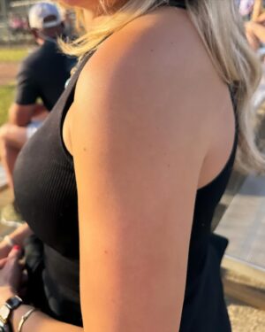 Kelsey Barnard Clark Instagram - Y’all what would I possibly do without the 10.7k unflattering & partially unknown photo shoots I have ? You too, could have this: have kids , they say.