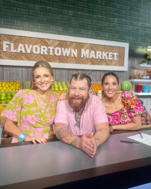 Kelsey Barnard Clark Instagram - TONIGHT Y’ALL ! Let’s have some fun on @foodnetwork

#GroceryGames tonight - Wednesday - at 9/8C

💋 @nicoslice @laurentlillien

@byviviandrew earrings , @meiratjewelry turquoise pendant necklace , @annesisteron compass necklace ,