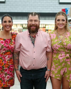 Kelsey Barnard Clark Instagram - TONIGHT Y’ALL ! Let’s have some fun on @foodnetwork

#GroceryGames tonight - Wednesday - at 9/8C

💋 @nicoslice @laurentlillien

@byviviandrew earrings , @meiratjewelry turquoise pendant necklace , @annesisteron compass necklace ,