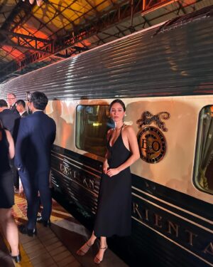 Kelsey Asbille Instagram - Thank you @belmond @easternoriental 
for letting me third wheel my parents in paradise 🪭