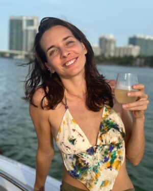 Kendra Santacruz Instagram - Salud por Agosto!!
#pleasebegood 🙌🏼💜
#nofilter #miami