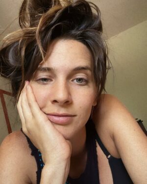 Kendra Santacruz Instagram - Gooood morning!!! 
Que tengan un Jueves a todo dar 😘😍🤩
#messyhairdontcare