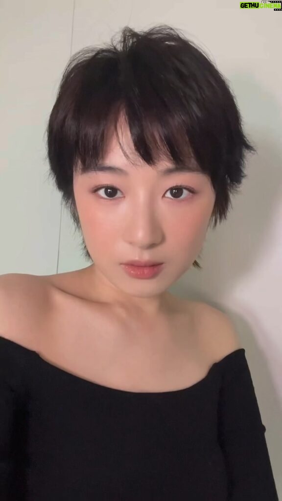 Kendra Sow Instagram - Save this look for your Lunar New Year 🌸 Products used: -Les Beiges Healthy Glow Gel Touch Foundation B10 -Les 4 Ombres Tweed 02 Tweed Pourpre -CHANEL Natural Finish Loose Powder -Les Beiges Water-Fresh Blush in Warm Pink -CHANEL multi-use stick in Rosée -Rouge Allure Laque 62 STILL #LesBeiges #CHANELMakeUp @chanel.beauty @welovecoco