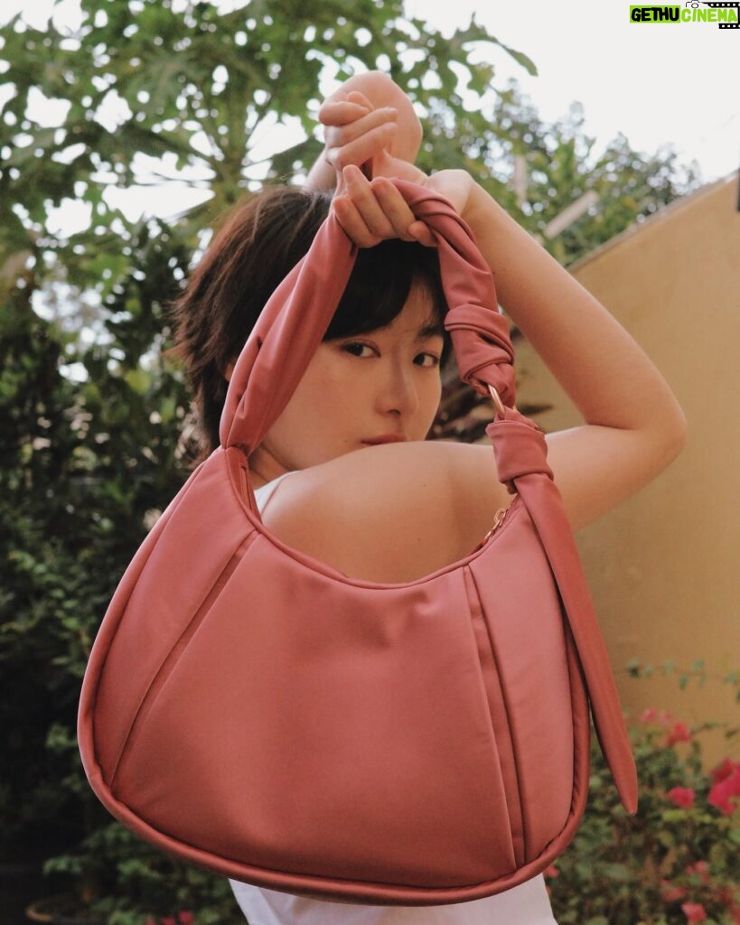 Kendra Sow Instagram - Feeling cute with my new TUMI ASRA bag 💗 Designed for life on-the-go, this bag effortlessly compliments my busy lifestyle✨ @tumitravel #TUMIAsra #TUMIMY