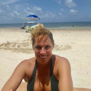 Kenia Gascón Instagram - Quema mucho el sol.