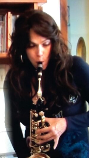 Kenia Gascón Instagram - Trio de chiflido, piano, sax, interpretado por las Kenias. 
Parte de sax: composición de Kenia gascón
Cover: Ave María Bach/gounod