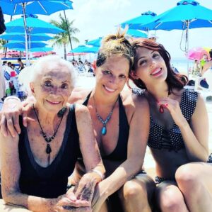 Kenia Gascón Instagram - #familiafeliz❤️ #Tresgeneraciones #ilovecancún