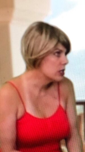 Kenia Gascón Instagram - Néstor está muy celoso porque Chana se fue a la fiesta.