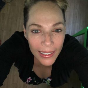 Kenia Gascón Instagram - Lista para el ensayo general. 
#Miedoalaverdad