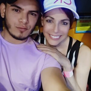 Kenia Gascón Instagram - A punto de salir en carro alegórico de las Estrellas. #marchaLGTBTTTIQA @abadlener