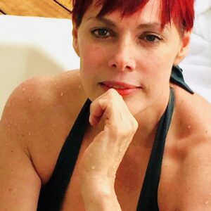 Kenia Gascón Instagram - No faltó el jacuzzi  #habitat