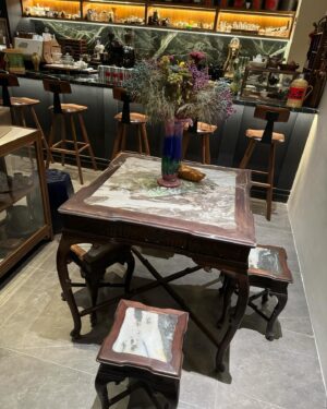 Kenix Kwok Ho-Ying Instagram - 充滿濃厚中藝氣質的茶館，從茶理中認識茶，還可見識到真正宋錦大師絲綢，在品茶嚐甜點打卡之餘也收獲了一些絲綢美服😊😊
#美好品茶時光
#甜點細緻美味
#中國四大名錦
#名師正品絲綢
#古典時尚穿搭
#新中式