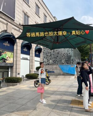 Kenix Kwok Ho-Ying Instagram - 牽着妳的手，伴妳開心快樂成長路🤝🏻🤝🏻❤️❤️❤️🌈🌈🌈
#最美的東西就是愛
#關愛的笑容就是甜
#愛是永恆