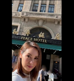Kenix Kwok Ho-Ying Instagram - 舊地重遊，依舊迷人！
#上海灘#上海外灘#繁花#和平飯店 #tanghulu #糖胡蘆