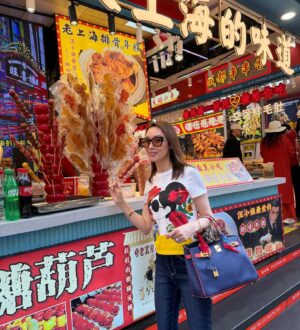 Kenix Kwok Ho-Ying Instagram - 舊地重遊，依舊迷人！
#上海灘#上海外灘#繁花#和平飯店 #tanghulu #糖胡蘆