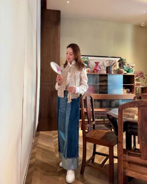 Kenix Kwok Ho-Ying Instagram - 充滿濃厚中藝氣質的茶館，從茶理中認識茶，還可見識到真正宋錦大師絲綢，在品茶嚐甜點打卡之餘也收獲了一些絲綢美服😊😊
#美好品茶時光
#甜點細緻美味
#中國四大名錦
#名師正品絲綢
#古典時尚穿搭
#新中式