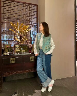 Kenix Kwok Ho-Ying Instagram - 充滿濃厚中藝氣質的茶館，從茶理中認識茶，還可見識到真正宋錦大師絲綢，在品茶嚐甜點打卡之餘也收獲了一些絲綢美服😊😊
#美好品茶時光
#甜點細緻美味
#中國四大名錦
#名師正品絲綢
#古典時尚穿搭
#新中式