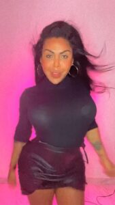 Kenya Michaels Instagram - This song 🎼 lives rent free in my head! 

Love Nwantiti trend but with my @tyrabanks runway twist ✨

#dancechallenge #lovenwantiti #tiktoktrends #trend #challenge