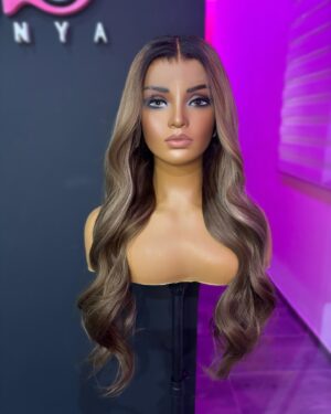 Kenya Michaels Instagram - 🤎New Style Alert 🤎
 Style: (Zn) Zinc 
 
Hermosa pieza light brown con falso crecimiento y destellos de nuestra colección Premium Glueless 💎

 🟤HD Lace 13x4
 🟤Glueless Unit (No requiere pegamento)
 🟤250% Densidad 
 🟤100% Human Hair

  Ordena la tuya hoy
  www.pelukalab.com 
 (787)560-5801