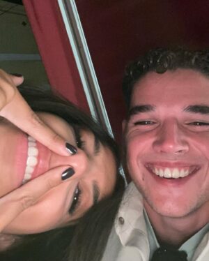 Kenza Saïb Couton Instagram - On aurai pu jouer des apparences, mais on a préféré être honnêtes… (swipe pour découvrir les backstages les moins photogéniques de l’histoire des backstages) #instavsreality 😅

Et on dirait pas comme ça, mais promis on passe de bons moments sur le plateau 🫶🏽 

Alors, le couple « GABAYA », pour ou contre ? ♡ 
@dna_tf1 #gabaya #lesproblemes