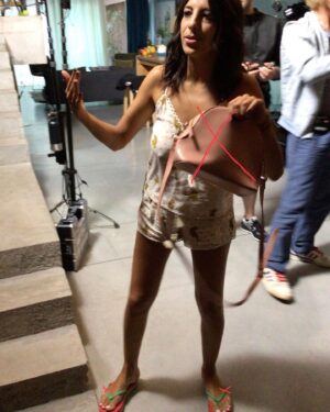 Kenza Saïb Couton Instagram - On aurai pu jouer des apparences, mais on a préféré être honnêtes… (swipe pour découvrir les backstages les moins photogéniques de l’histoire des backstages) #instavsreality 😅

Et on dirait pas comme ça, mais promis on passe de bons moments sur le plateau 🫶🏽 

Alors, le couple « GABAYA », pour ou contre ? ♡ 
@dna_tf1 #gabaya #lesproblemes