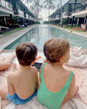 Kenza Saïb Couton Instagram - THAÏLANDE SPAM PART 2 🐘🤍🌴

PS : J’en profite pour vous rappeler que les balades à dos d’éléphants sont à proscrire, mais qu’il existe de superbes sanctuaires, comme celui que nous avons visité à Koh Samui pour approcher ces animaux majestueux ! 🤍 @elephantjsanctuary se consacre à la réhabilitation et à la protection de ces animaux qui n’ont connu que la captivité et qu’on ne pourrait malheureusement plus intégrer à leur habitat naturel, tout en les chouchoutant. C’était top, les enfants et les grands étaient émerveillés ! 🐘💚