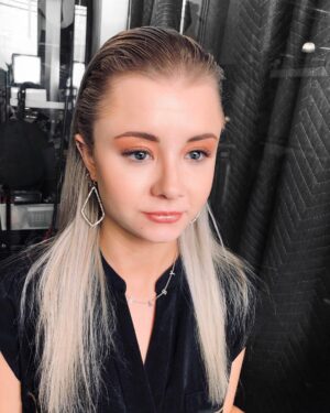 Kerry Ingram Instagram - Hair and makeup by the lovely @karikoerper for yesterday’s interview with IGN! ❤️
