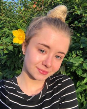 Kerry Ingram Instagram - Happy wishbone day! Today is the day we wear yellow to raise awareness for #OsteogenesisImperfecta, a genetic condition I was born with that causes bones to break easily along with many other side effects and challenges.

The third picture is of me at 6 weeks old. There wasn’t much information on OI at the time, which led to my mum being accused of abuse before someone familiar with the symptoms recognised it and had a diagnosis. Doctors at this point had no idea which type I had either and all they said was “it can be fatal, if not she probably won’t be able to walk”

well I’m still here and walking! (Maybe even skipping if I’m feeling boujee) - which is thanks to the miracle that is modern medicine (not yoga, like someone on Instagram suggested... or milk, like someone on twitter suggested) - yikes🤦🏼‍♀️ Sending love to all my OI fam 💛 
#wishboneday