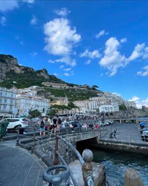 Kethelllen Avelino Instagram - Obrigada por tornar meu sonhos realidade. Te amo, meu noivo❤️✨

Lugar mágico🇮🇹✨
#amalficoast #italia