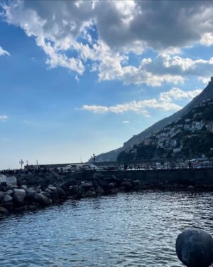 Kethelllen Avelino Instagram - Obrigada por tornar meu sonhos realidade. Te amo, meu noivo❤️✨

Lugar mágico🇮🇹✨
#amalficoast #italia