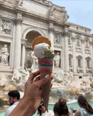Kethelllen Avelino Instagram - Fontana di Trevi🥹🇮🇹✨
#italia #fontetrevi #fontanaditrevi