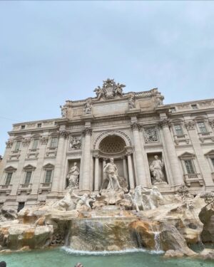 Kethelllen Avelino Instagram - Fontana di Trevi🥹🇮🇹✨
#italia #fontetrevi #fontanaditrevi
