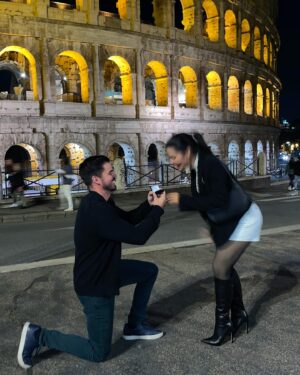 Kethelllen Avelino Instagram - Hoje Deus me presenteou com uma das coisas mais preciosa para uma mulher, que é o NOIVADO, o caminho para a construção do nosso bem mais valioso nessa Terra, a FAMÍLIA, o MATRIMÔNIO, o LAR. Nem de longe conseguiria explicar o tamanho da minha felicidade e gratidão, meu coração está transbordando de amor. Lembro dos dias orei para ter alguém especial, amoroso, cavalheiro, respeitador e atencioso, que tivesse as mesmas crenças e princípios que os meus, e Deus me surpreendeu com esse príncipe, um homem cheio de coragem, atitude, sempre tão amoroso e atencioso comigo. Desde o início eu sabia que seria você o AMOR da minha VIDA, com quem eu iria construir minha família, que seria meu companheiro e melhor amigo. Obrigada por me surpreender todos os dias❤️🥹!!!

Mil vezes SIMMM!!! 💍👰🏻🤵🏻‍♂️✨💎❤️
Te amo e sempre cuidarei, amarei e respeitarei nossa família!