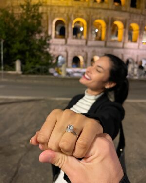 Kethelllen Avelino Instagram - Hoje Deus me presenteou com uma das coisas mais preciosa para uma mulher, que é o NOIVADO, o caminho para a construção do nosso bem mais valioso nessa Terra, a FAMÍLIA, o MATRIMÔNIO, o LAR. Nem de longe conseguiria explicar o tamanho da minha felicidade e gratidão, meu coração está transbordando de amor. Lembro dos dias orei para ter alguém especial, amoroso, cavalheiro, respeitador e atencioso, que tivesse as mesmas crenças e princípios que os meus, e Deus me surpreendeu com esse príncipe, um homem cheio de coragem, atitude, sempre tão amoroso e atencioso comigo. Desde o início eu sabia que seria você o AMOR da minha VIDA, com quem eu iria construir minha família, que seria meu companheiro e melhor amigo. Obrigada por me surpreender todos os dias❤️🥹!!!

Mil vezes SIMMM!!! 💍👰🏻🤵🏻‍♂️✨💎❤️
Te amo e sempre cuidarei, amarei e respeitarei nossa família!