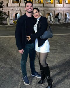 Kethelllen Avelino Instagram - Hoje Deus me presenteou com uma das coisas mais preciosa para uma mulher, que é o NOIVADO, o caminho para a construção do nosso bem mais valioso nessa Terra, a FAMÍLIA, o MATRIMÔNIO, o LAR. Nem de longe conseguiria explicar o tamanho da minha felicidade e gratidão, meu coração está transbordando de amor. Lembro dos dias orei para ter alguém especial, amoroso, cavalheiro, respeitador e atencioso, que tivesse as mesmas crenças e princípios que os meus, e Deus me surpreendeu com esse príncipe, um homem cheio de coragem, atitude, sempre tão amoroso e atencioso comigo. Desde o início eu sabia que seria você o AMOR da minha VIDA, com quem eu iria construir minha família, que seria meu companheiro e melhor amigo. Obrigada por me surpreender todos os dias❤️🥹!!! Mil vezes SIMMM!!! 💍👰🏻🤵🏻‍♂️✨💎❤️ Te amo e sempre cuidarei, amarei e respeitarei nossa família!