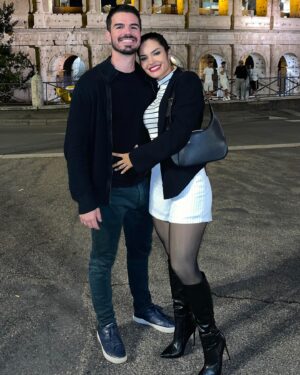 Kethelllen Avelino Instagram - Hoje Deus me presenteou com uma das coisas mais preciosa para uma mulher, que é o NOIVADO, o caminho para a construção do nosso bem mais valioso nessa Terra, a FAMÍLIA, o MATRIMÔNIO, o LAR. Nem de longe conseguiria explicar o tamanho da minha felicidade e gratidão, meu coração está transbordando de amor. Lembro dos dias orei para ter alguém especial, amoroso, cavalheiro, respeitador e atencioso, que tivesse as mesmas crenças e princípios que os meus, e Deus me surpreendeu com esse príncipe, um homem cheio de coragem, atitude, sempre tão amoroso e atencioso comigo. Desde o início eu sabia que seria você o AMOR da minha VIDA, com quem eu iria construir minha família, que seria meu companheiro e melhor amigo. Obrigada por me surpreender todos os dias❤️🥹!!!

Mil vezes SIMMM!!! 💍👰🏻🤵🏻‍♂️✨💎❤️
Te amo e sempre cuidarei, amarei e respeitarei nossa família!