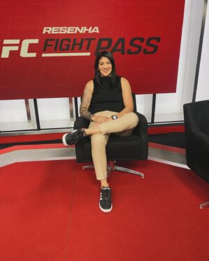 Ketlen Vieira Instagram - Ontem foi dia de falar um pouco sobre minha carreira no @ufc , pois já fazem 8 anos que sigo trabalhando e me dedicando rumo ao meu sonho. Muito bom falar e relembrar lutas e momentos que me fizeram crescer e amadurecer muito como atleta e pessoa. Obrigada @andreazevedomma @carlaobarretooficial e toda equipe do @ufcfightpassbr @edu.oddone assim que sair a data eu postarei aqui. Gratidão meu Deus ❤️🙏🏻
