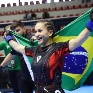 Ketlen Vieira Instagram - Que felicidade meu Deus !!!! Eu não tenho nem palavras para te agradecer Deus por tudo o que o senhor tem feito em nossas vidas , gratidão pai ,mesmo sem ser merecedoras teu amor nos constrange! Minha Roberta parabéns por mais essa conquista , você é merecedora, Deus sabe de todo o seu esforço e dedicação! Quero te desejar um feliz aniversário, e te dizer que você é um presente de Deus na minha vida ! Obrigada por ser essa pessoa tão especial e maravilhosa na minha vida ! Que Deus te abençoe e te proteja sempre , que realize todo o desejo do teu coração. Obrigada por dividir essa felicidade comigo ! Te amo meu galo 🐓 doido , minha Roberta ❤️🥇
