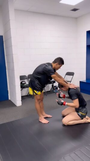 Ketlen Vieira Instagram - Logo após a minha luta no UFC Londres, o espírito de Deus me enviou a sala de aquecimento novamente para orar pela vida da minha irmã @ketlenvieiraufc , e pela fidelidade de Deus ela saiu vencedora. Nessa noite foram duas vitórias para a glória de Deus! 
.
.
.
Será que a chamada é quando uma porta se abre onde a igreja já está estabelecida? 
Ou é o comando de Jesus, para ir a todas as nações e lugares improváveis?
Esse é o meu campo missionário, e qual o seu? 
.
.
.
#ufc #jesus #missão #missoes #lutadoresdecristo #ufcbrasil #rells