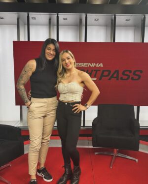 Ketlen Vieira Instagram - Ontem foi dia de falar um pouco sobre minha carreira no @ufc , pois já fazem 8 anos que sigo trabalhando e me dedicando rumo ao meu sonho. Muito bom falar e relembrar lutas e momentos que me fizeram crescer e amadurecer muito como atleta e pessoa. Obrigada @andreazevedomma @carlaobarretooficial e toda equipe do @ufcfightpassbr @edu.oddone assim que sair a data eu postarei aqui. Gratidão meu Deus ❤️🙏🏻