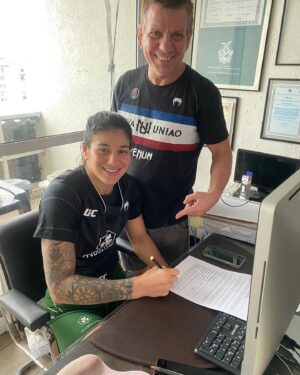 Ketlen Vieira Instagram - Contrato assinado ao lado do meu mestre @dede_pederneiras✔️

Dia 22 de julho vamos seguir com a fé inabalável 🙏🏻👊🏼 

O Senhor é a minha força
e a minha canção;
ele é a minha salvação!
Ele é o meu Deus, e eu o louvarei;
é o Deus de meu pai, e eu o exaltarei! O Senhor é guerreiro,
o seu nome é Senhor. 
Êxodo 15:2-3