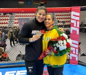 Ketlen Vieira Instagram - Que felicidade meu Deus !!!! Eu não tenho nem palavras para te agradecer Deus por tudo o que o senhor tem feito em nossas vidas , gratidão pai ,mesmo sem ser merecedoras teu amor nos constrange! Minha Roberta parabéns por mais essa conquista , você é merecedora, Deus sabe de todo o seu esforço e dedicação! Quero te desejar um feliz aniversário, e te dizer que você é um presente de Deus na minha vida ! Obrigada por ser essa pessoa tão especial e maravilhosa na minha vida ! Que Deus te abençoe e te proteja sempre , que realize todo o desejo do teu coração. Obrigada por dividir essa felicidade comigo ! Te amo meu galo 🐓 doido , minha Roberta ❤️🥇