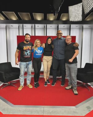 Ketlen Vieira Instagram - Ontem foi dia de falar um pouco sobre minha carreira no @ufc , pois já fazem 8 anos que sigo trabalhando e me dedicando rumo ao meu sonho. Muito bom falar e relembrar lutas e momentos que me fizeram crescer e amadurecer muito como atleta e pessoa. Obrigada @andreazevedomma @carlaobarretooficial e toda equipe do @ufcfightpassbr @edu.oddone assim que sair a data eu postarei aqui. Gratidão meu Deus ❤️🙏🏻