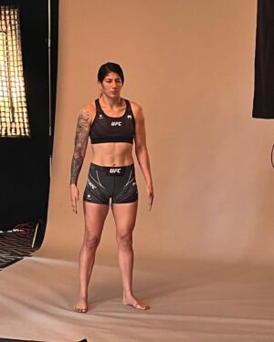 Ketlen Vieira Instagram - Estamos em Londres em mais uma semana de luta! Hoje foi dia de fazer as fotos para o jogo EA Sports UFC. Aguardem que em breve vocês poderão conferir no Playstation e Xbox One. 😎

#ketlenvieira #easports #ufc