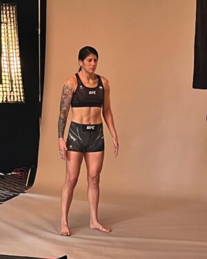 Ketlen Vieira Instagram - Estamos em Londres em mais uma semana de luta! Hoje foi dia de fazer as fotos para o jogo EA Sports UFC. Aguardem que em breve vocês poderão conferir no Playstation e Xbox One. 😎

#ketlenvieira #easports #ufc