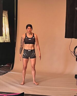 Ketlen Vieira Instagram - Estamos em Londres em mais uma semana de luta! Hoje foi dia de fazer as fotos para o jogo EA Sports UFC. Aguardem que em breve vocês poderão conferir no Playstation e Xbox One. 😎

#ketlenvieira #easports #ufc