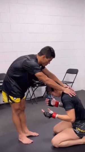 Ketlen Vieira Instagram - A mesma mão que ora é a mesma que bate 😂😂😂 @jafelfilho_ufc 
.
.
.
#ufc # pastor