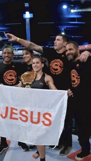 Ketlen Vieira Instagram - Ketlen Vieira, atleta do UFC, se emociona com a conquista da companheira Giu Perea e diz que, no início da carreira, o cinturão do Shooto era um dos seus sonhos. Na última sexta, dia 29, Giu Perea se tornou a nova campeã peso átomo do Shooto Brasil ao vencer Lawanda Honorato por nocaute técnico.

🎥: @m8sportsoficial | @dcouthoficial 

#mma #shootobrasil #ufc #ufcfightpass #fighter #champ